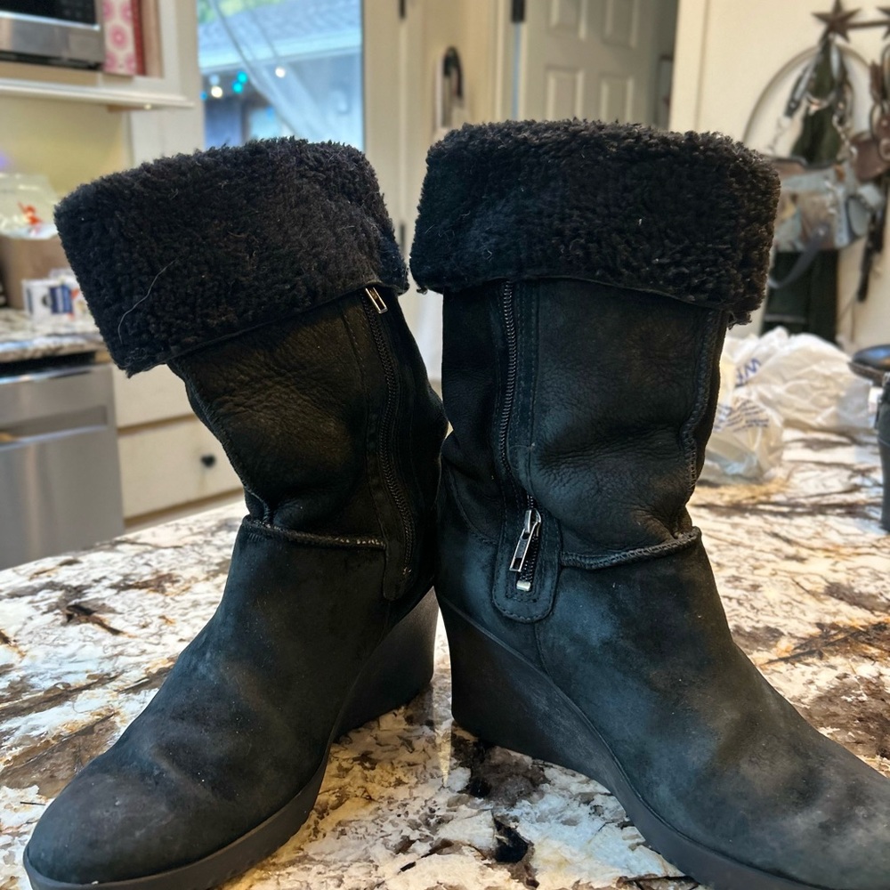 UGG Black Suede Wedge shearling lined Boots size 9 - Picture 5 of 7